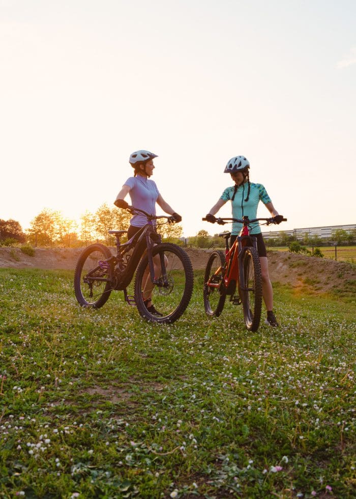 canva-female-mountain-bike-coach-female-cyclists-outdoors-MAFie8XkHsk